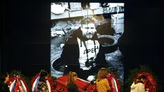 Beberapa orang memberikan penghormatan kepada jenazah Andrei Stenin saat upacara persemayaman di Moskow, (5/9/2014). (REUTERS/Sergei Karpukhin)