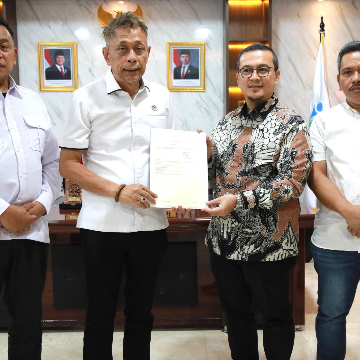 Sekolah Rakyat Segera Dibangun, Bupati Mamuju Tengah Serahkan Sertifikat Lahan ke Kemensos