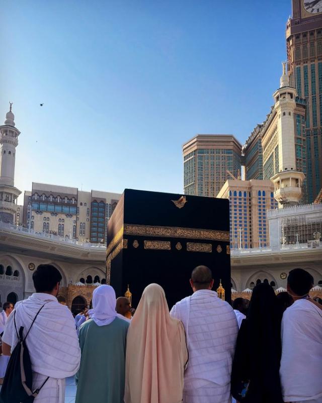 Potret bahagia Annisa Trihapsari umrah bareng anak, ada Danvy Rukmana, cicit keluarga Cendana 