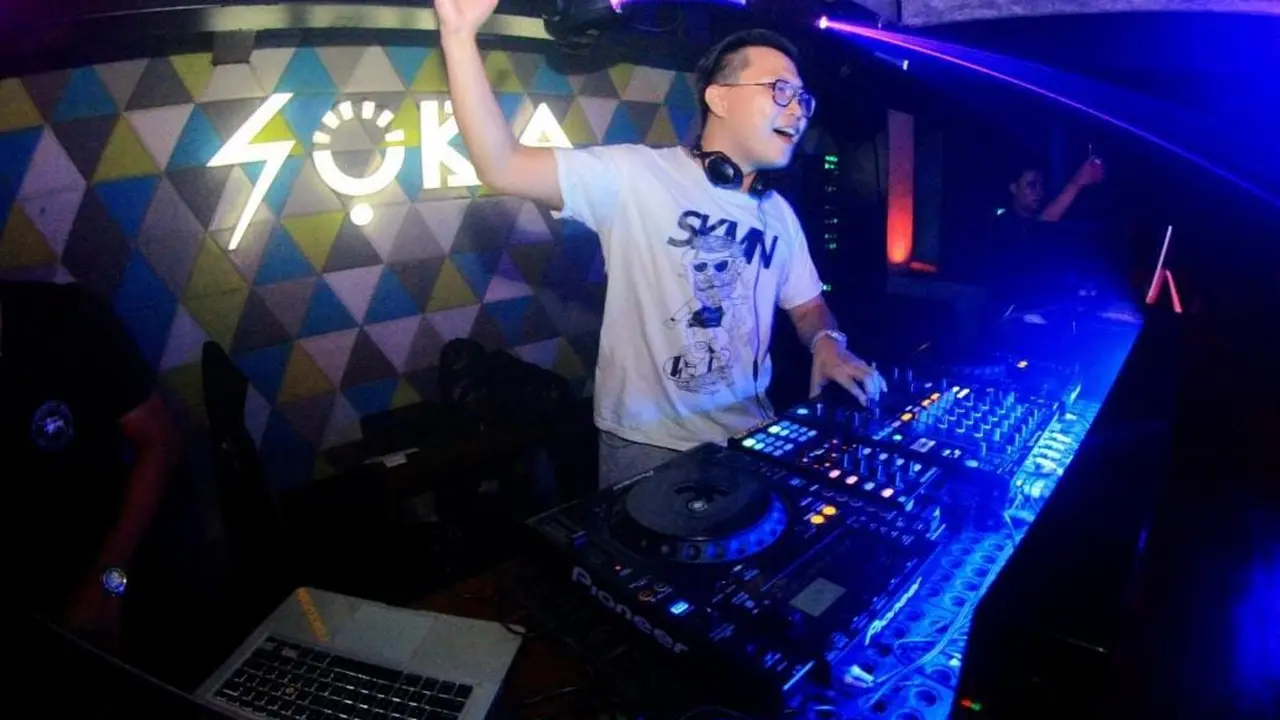 DJ Johan Suhandri dikenal dengan kepiawaiannya memainkan musik berirama EDM, Electronic RnB hingga Mash Up