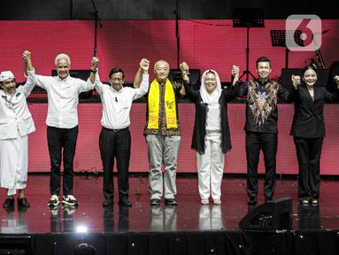 Pasangan calon presiden dan wakil presiden nomor urut 3 Ganjar Pranowo (keempat kiri) dan Mahfud MD (tengah) menghadiri Konser Lilin Putih dengan tema ‘Indonesia Damai, Indonesia Lebih Baik’ di Balai Sarbini, Semanggi, Jakarta, Rabu (3/1/2024). Konser Lilin Putih yang digelar untuk merayakan Natal dan Tahun Baru 2024 itu menghadirkan unsur keberagaman budaya sebagai lambang persatuan dan kesatuan bangsa. (Liputan6.com/Faizal Fanani)