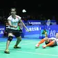 Ganda putri Indonesia Greysia Polii (terjatuh) dan Nitya Krishinda Maheswari mengembalikan bola dalam laga semifinal Badminton Asia Championships 2016 di Wuhan, Tiongkok, akhir pekan kemarin. (Liputan6.com/Humas PB PBSI)