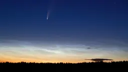 Komet Neowise atau C / 2020 F3 terlihat di dekat desa Turets, Belarus, 110 kilometer (69 mil) barat ibu kota Minsk, Selasa (14/7/2020) pagi. Bulan ini, komet Neowise melintasi tata surya bagian dalam untuk pertama kalinya dalam 6.800 tahun. (AP Photo/Sergei Grits)