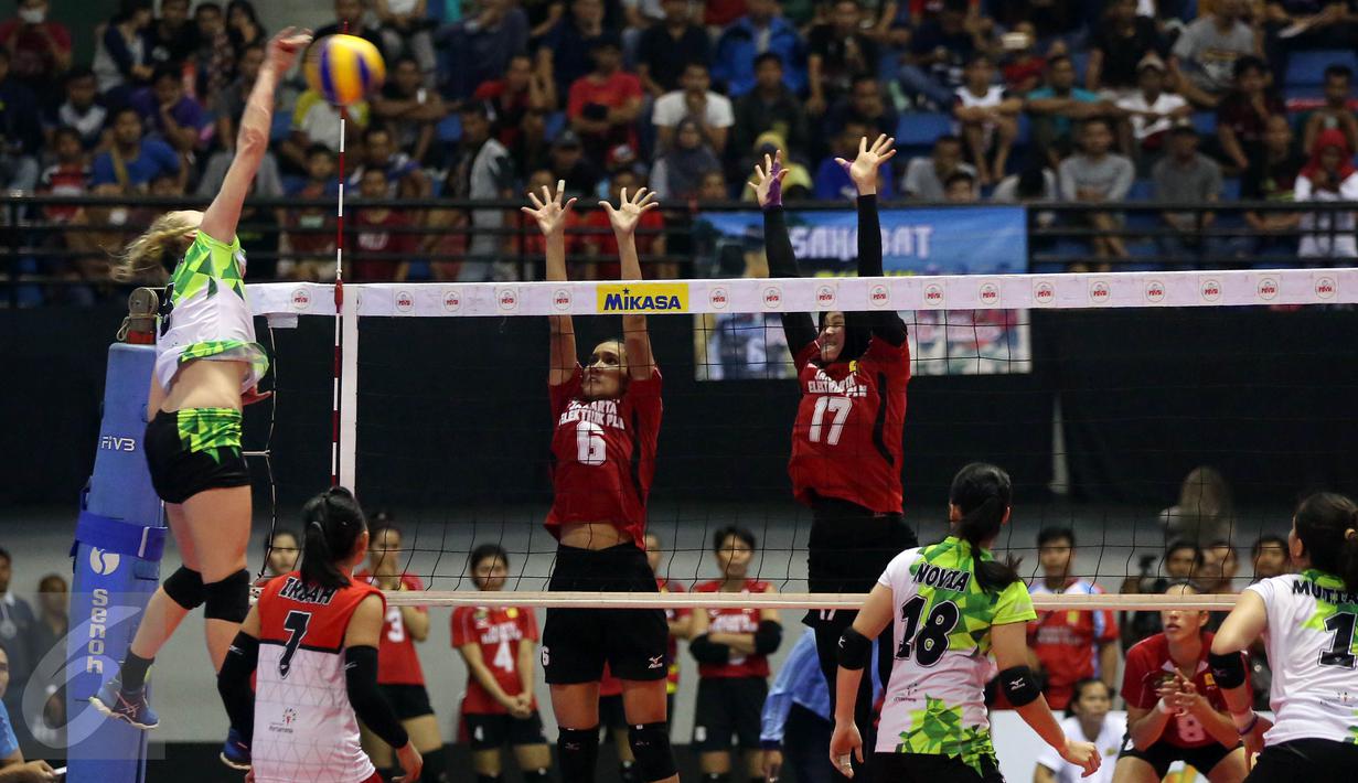 Pemain voli Jakarta Elektrik PLN berusaha menghadang smash dari lawan saat pertandingan melawan Jakarta Pertamina Energi di Grand Final Proliga 2017 di GOR Among Rogo, Yogyakarta (23/4). (Liputan6.com/Johan Tallo)