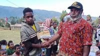Seorang peserta menerima hadiah lomba 17 Agustusan di Papua. (Liputan6.com/Muhammad Radityo Priyasmoro)