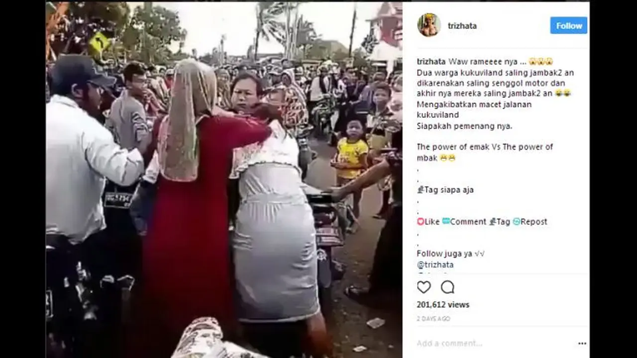 Emak-Emak Naik Motor