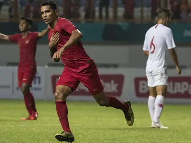 Striker Timnas Indonesia, Beto Goncalves, merayakan gol yang dicetaknya ke gawang Hongkong pada laga persahabatan di Stadion Wibawa Mukti, Jakarta, Selasa (16/10). Kedua negara bermain imbang 1-1. (Bola.com/Vitalis Yogi Trisna)