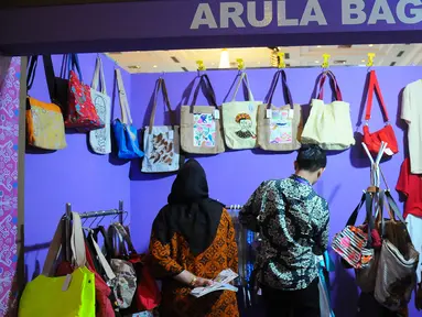 Pengunjung melihat berbagai tas dalam pameran DhawaFest Pesona 2019 di Kementerian Keuangan, Jakarta, Rabu (8/5/2019). Acara pameran produk lokal nusantara tersebut diselenggarakan hingga 10 Mei 2019 mendatang. (Liputan6.com/Angga Yuniar)