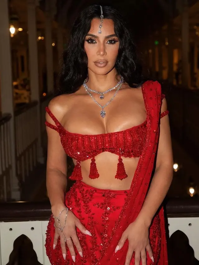 Busana Kim Kardashian di Pernikahan Anant Ambani dan Radhika Merchant. [@kimkardashian]