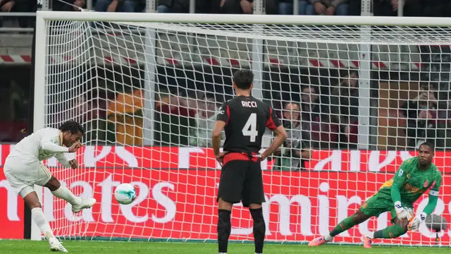 Eksekusi penalti Juan Cuadrado di laga AC Milan vs Pisa di giornata 8 Serie A 2025/2026 di San Siro, Sabtu (25/10/2025). (AP Photo/Antonio Calanni)