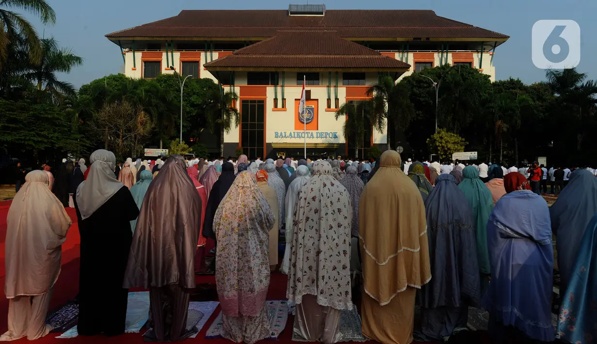 ASN diminta menggunakan pakaian muslim dan membawa sajadah untuk memudahkan shalat di lapangan Balai Kota Depok. (merdeka.com/ Arie Basuki)