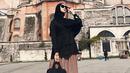 Mantan finalis Gadis Sampul 2007 ini tampak modis dengan hijab dan atasan berwarna hitam dipadu dengan rok panjang berwarna krem saat berpose di Hagia Sophia, Turki. (Liputan6.com/IG/@citraciki)