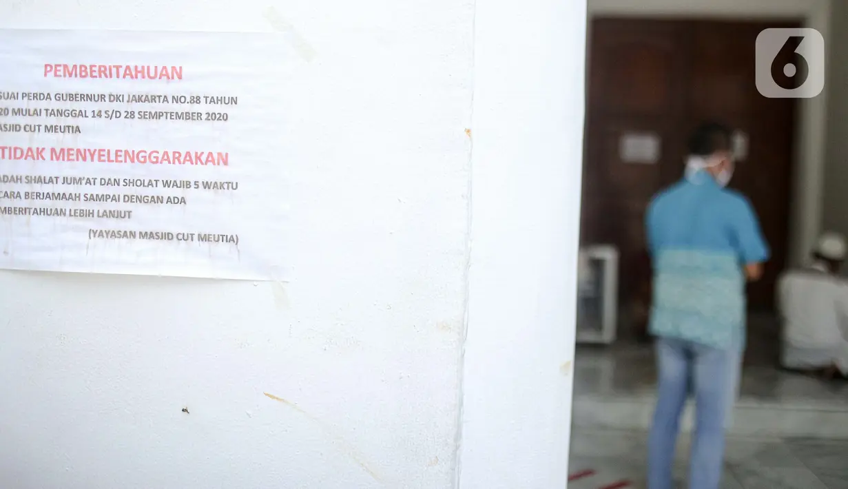 Pesan pemberitahuan terpampang di Masjid Cut Meutia, Jakarta, Jumat (18/9/2020). Pemprov DKI Jakarta kembali meniadakan kegiatan ibadah salat Jumat dan salat lima waktu berjemaah di semua Masjid Raya selama PSBB. (Liputan6.com/Faizal Fanani)
