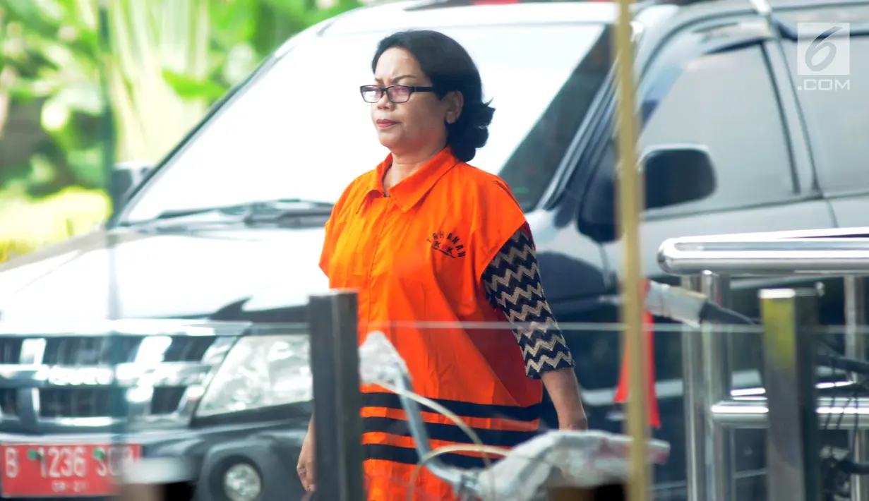 Mantan anggota DPRD Sumut periode 2009-2014, Arlene Manurung usai jalani pemeriksaan di Gedung KPK, Jakarta, Senin (10/12). Arlene diduga menerima suap penyetujuan LPJ APBD 2012 dan pengesahan perubahan APBD 2013, 2014 dan 2015. (Merdeka.com/Dwi Narwoko)
