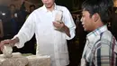 Presiden Joko Widodo (Jokowi) berbincang dengan pedagang tempe ketika blusukan ke Pasar Bogor, Jalan Roda, Kota Bogor, Selasa (30/10). Kepada para pedagang, Jokowi menanyakan kondisi harga komoditas yang mereka jual. (Liputan6.com/HO/Biro Pers Setpres)