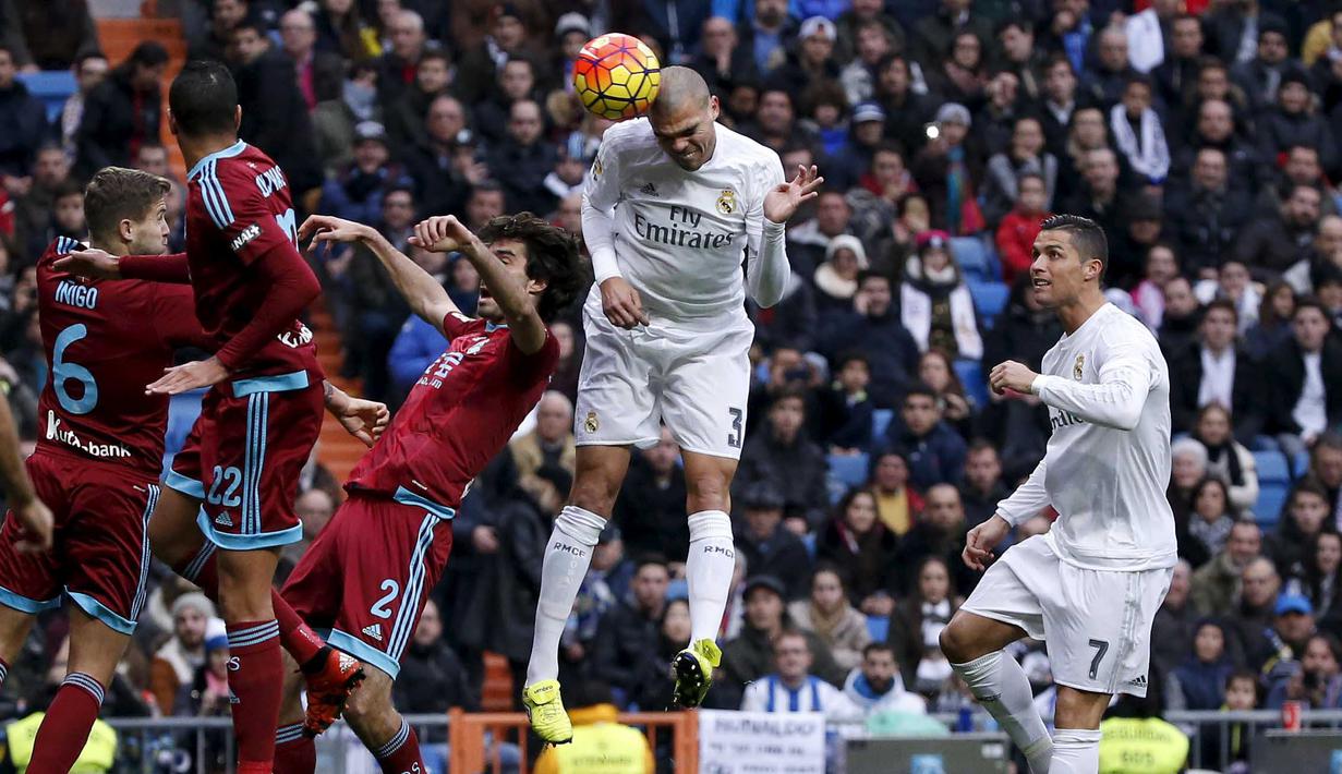 Pemain Real Madrid, Pepe (tengah) menyundul bola ke arah gawang Sociedad pada Laga La Liga Spanyol di Stadion Santiago Bernabeu, Madrid, Rabu (30/12/2015). Madrid menang 3-1. (REUTERS/Juan Medina)