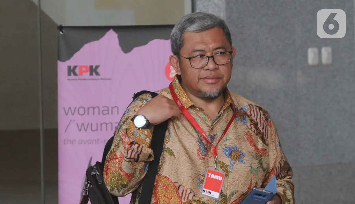 Mantan Gubernur Jawa Barat Ahmad Heryawan (Aher) tiba untuk menjalani pemeriksaan penyidik di Gedung KPK, Jakarta, Jumat (4/10/2019). Aher diperiksa sebagai saksi terkait dugaan suap kasus pemberian izin proyek Meikarta di Kabupaten Bekasi. (merdeka.com/Dwi Narwoko)
