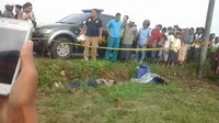 penyidik polres bangkalan memasang garis polisi di lokasi penemuan mayat di Burneh Kabupaten Bangkalan. (liputan6.com/Musthofa Aldo)