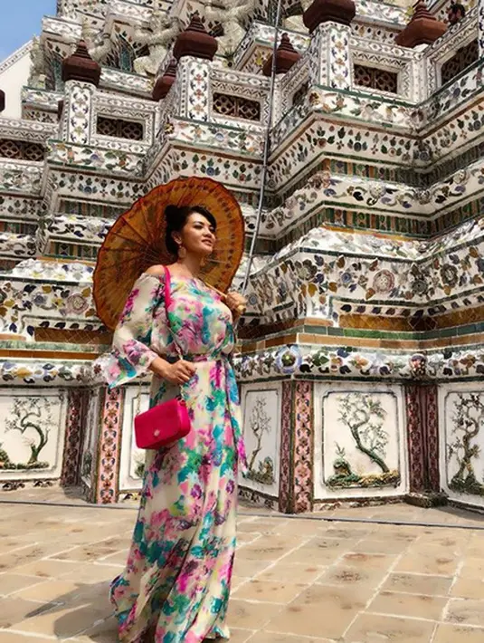 "Saya pikir sesuatu yang negatif harus selalu kita bikin jadi positif. Misalnya banyak yang ngehujat dan sebagainya. Itu buat jadi satu pacuan buat buktiin mereka itu salah," kata Farah seperti dilansir dari Liputan6.com. (Instagram/farahquinnofficial)