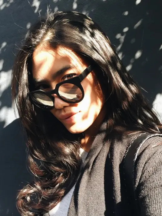 Alika Islamadina sangat menginspirasi gaya fesyen kasual namun elegan.  (via instagram@alikaislamadina/Bintang.com)