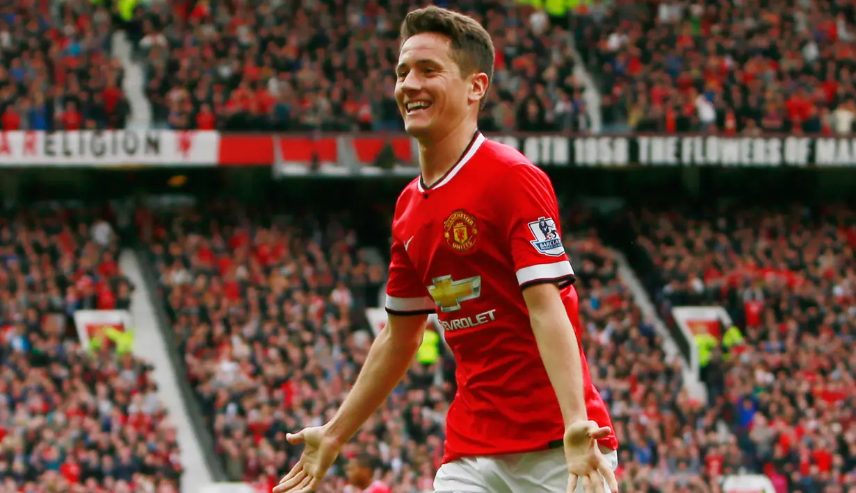 Gelandang Manchester United, Ander Herrera melakukan selebrasi usai mencetak gol ke gawang Arsenal saat Laga Liga Premier Inggris di Stadion Old Trafford, Minggu (17/5/2015). Manchester United bermain imbang 1-1 atas Arsenal. (Reuters/Jason Cairnduff)