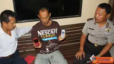 Citizen6, Kendal: Seorang pelaku pencurian telepon genggam bernama Dwi Surono (39) nyaris menjadi sasaran amukan massa setelah kepergok mencuri Handphone. Polisi menyita barang bukti berupa dua handphone, senin (30/5). (Pengirim: Ario Widiyanto) 