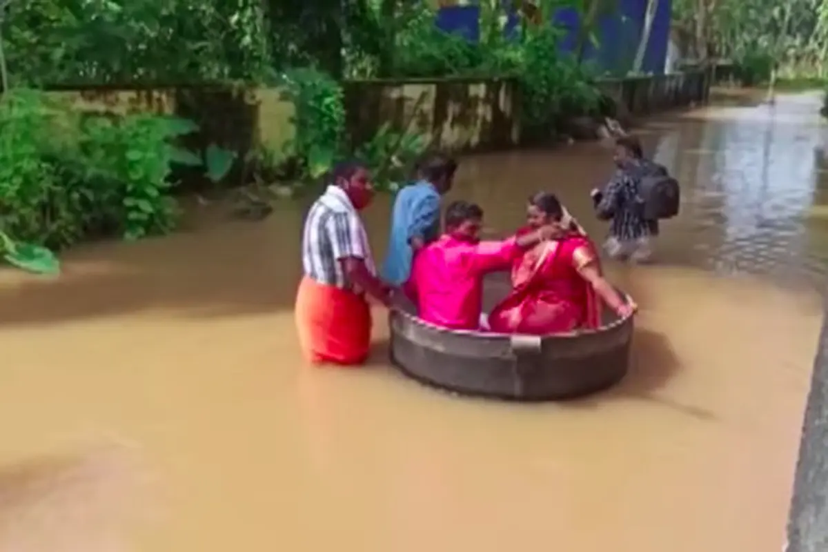 pengantin terobos banjir pakai panci