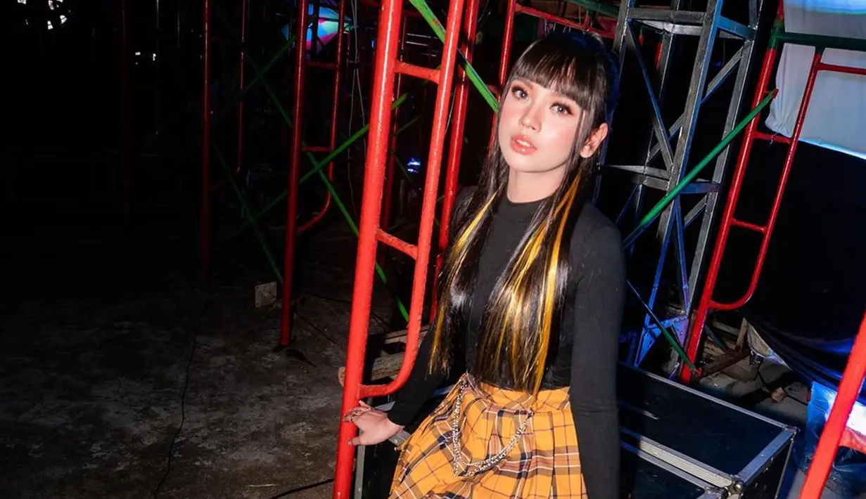 Melalui unggahan terbaru, pelantun lagu 'Sang Dewi' itu sukses bikin pangling para pengikutnya di Instagram. Bukan hanya warganet, namun rekan sesama artis juga memuji penampilan barunya itu. Meski ada beberapa yang menyebutnya mirip Lisa BLACKPINK, banyak yang menyebut penampilannya lebih mirip Hyein NewJeans. (Liputan6.com/IG/@lyodraofficial)