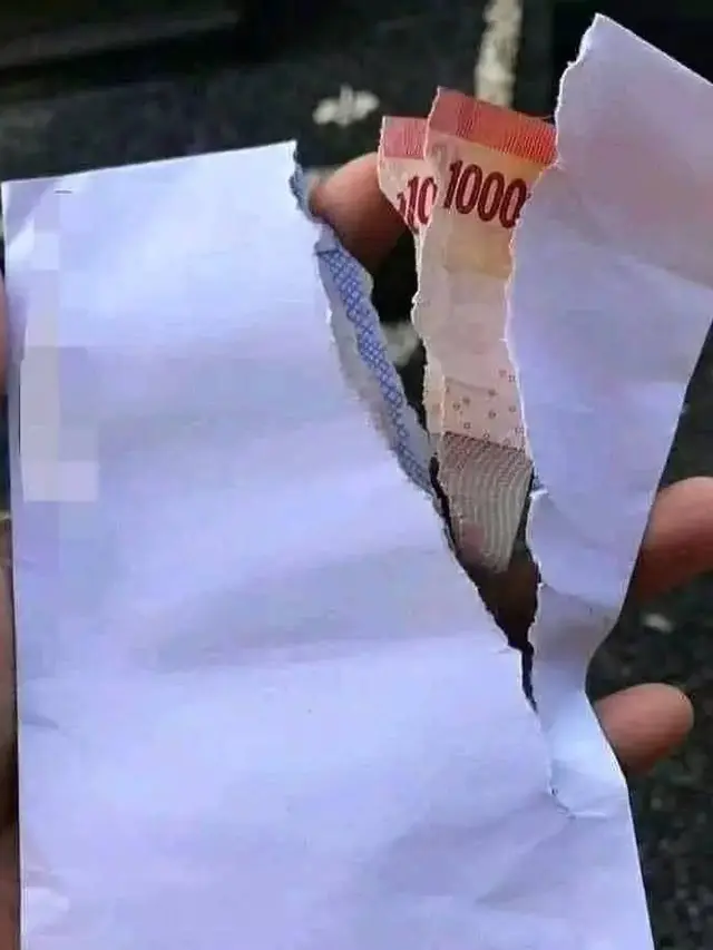 Bikin Sedih, Ini 8 Potret Dapat Uang Sobek yang Langsung Bikin Kesal