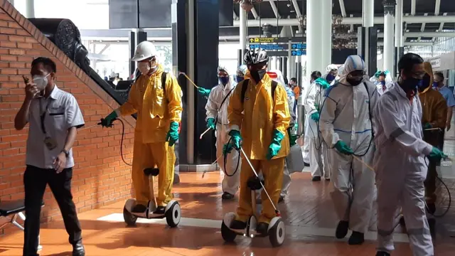 Bandara Internasional Soekarno-Hatta lakukan disinfeksi massal mulai dari kawasan Terminal 1, Terminal 2, Terminal 3 sampai kawasan perkantoran.