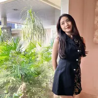 Gaya sederhana namun menggemaskan, Natasha Wilona kenakan jumper dengan paduan motif atraktif.