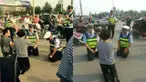 Meski memohon sambil berlutut, Feng tetap ditilang dan dikenai denda sebesar Rp 2,2 juta.