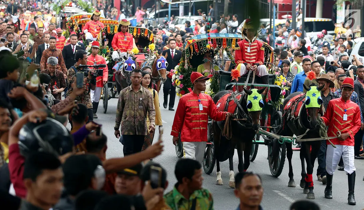 Suasana kirab resepsi pernikahan Kahiyang Ayu-Bobby Nasution di Kota Medan, Sumatera Utara, Minggu (26/11). (Liputan6.com/Johan Tallo)