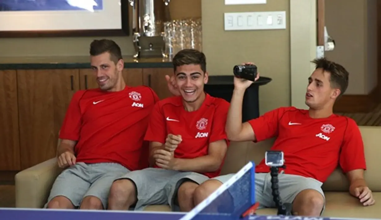 Morgan Schneiderlin (kiri), Andreas Pereira, dan Adnan Januzaj memberi semangat kepada Ander Herrera dan Anders Lindegaard yang sedang bertanding. (Manutd.com)