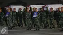 Puluhan prajurit membawa peti jenazah korban jatuhnya pesawat Hercules C-130, di Lanud Halim Perdanakusuma, Jakarta, Rabu (1/7/2015). Presiden Jokowi memimpin langsung upacara penerimaan jenazah. (Liputan6.com/Faizal Fanani)