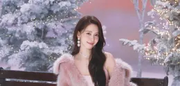Sosok yang selama ini lekat dengan citra aktris elegan itu resmi kembali ke mode idol, menandai kembalinya ia ke dunia musik lewat single terbarunya. [@limyoona__official].