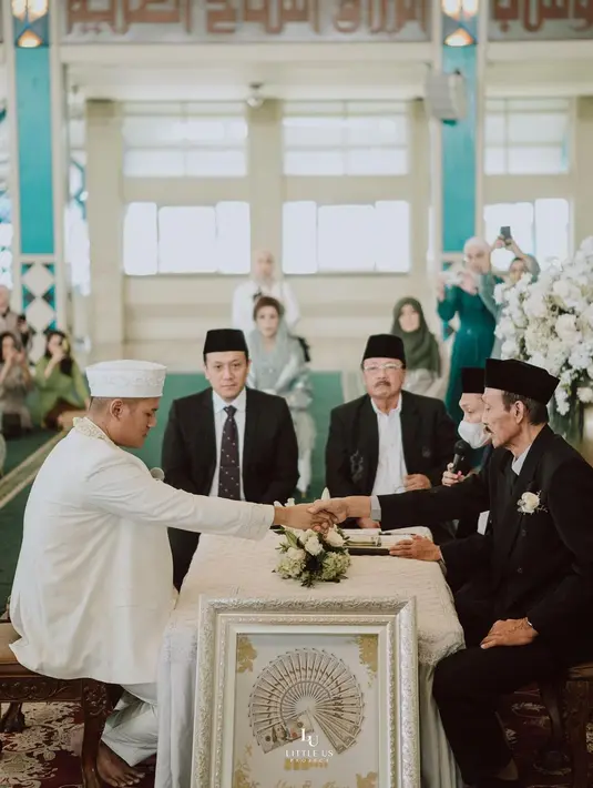 Sempat dikabarkan dekat dengan Sule hingga Billy Syahputra, kini Memes resmi menjadi istri dari Adya Laksmana Sudrajat. [Instagram/memes_prameswari]