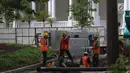Sejumlah pekerja menyelesaikan perbaikan drainase Kompleks Istana Kepresidenan, Jakarta, Senin (18/12). Pengerjaan rehabilitasi drainase kawasan istana kepresidenan tersebut guna mengantisipasi ancaman banjir. (Liputan6.com/Angga Yuniar)