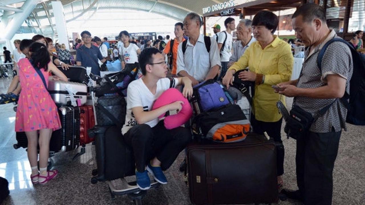 Wajah resah ribuan wisatawan terlantar di Bandara Ngurah Rai