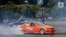 Aksi para drifter beradu keterampilan di seri pertama Indonesia Drift Series 2024 kategori Women Drift Challenge pada gelaran Indonesia International Motor Show (IIMS) di Jakarta, Sabtu (17/2/2024). (Liputan6.com/Angga Yuniar)