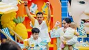Serunya suasana pesta ulang tahun Rafathar. Raffi dan Nagita sampai bersorak penuh kebahagiaan. (Foto: Instgaram/ melvmistake)