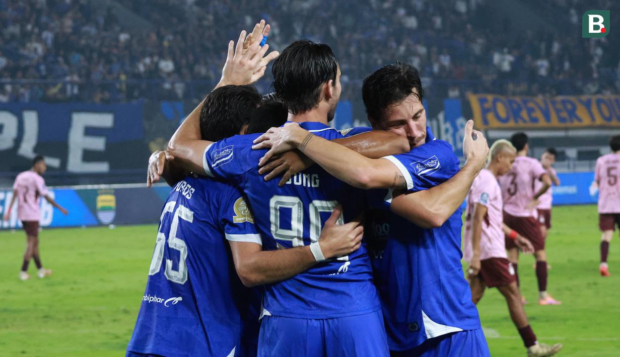 Persib mencetak gol melalui Thom Haye dan Andrew Jung. Jung sendiri mencatatkan brace alias mengemas dua gol di pertandingan ini. (Bola.com/Erwin Snaz)