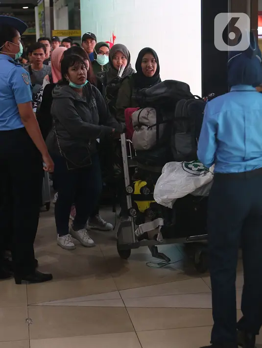 WNI yang telah selesai menjalani masa observasi virus corona dari Natuna, menuju terminal keberangkatan di Bandara Halim Perdanakusuma, Jakarta, Sabtu (15/2/2020). Pemerintah secara resmi memulangkan 238 WNI ke daerah masing-masing karena telah dinyatakan sehat. (Liputan6.com/Herman Zakharia)