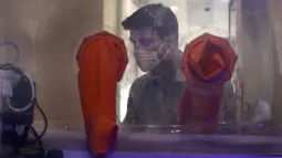 Seorang pria menunggu untuk menjalani pengujian COVID-19 melalui metodologi antigen cepat dalam laboratorium bergerak di New Delhi, India, Senin (10/8/2020). India menjadi negara yang paling terpukul oleh pandemi COVID-19 setelah Amerika Serikat dan Brasil. (AP Photo/Manish Swarup)