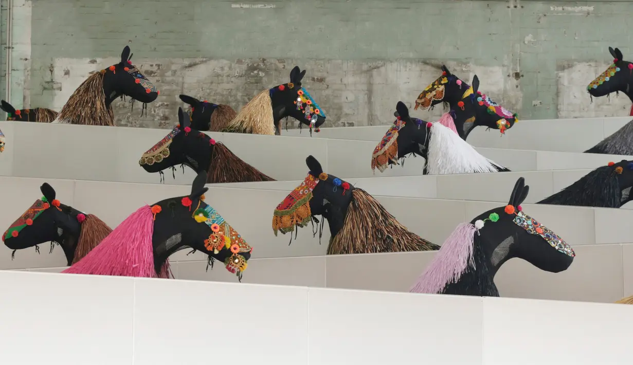 Sejumlah kostum menyerupai kuda karya Nick Cave disiapkan untuk penampilan di Sydney, Australia (8/11). Dalam penampilannnya yang berjudul HEARD.SYD, Nick Cave akan menampilkan 30 penari dengan kostum kuda. (Reuters/Jason Reed)