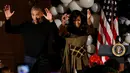 Presiden AS, Barack Obama dan ibu negara Michelle Obama menari bersama anak-anak saat merayakan Halloween di Gedung Putih, Senin (31/10). Sebanyak 4.000 orang diperkirakan mengunjungi White House untuk merayakan Hallowen. (REUTERS / Jonathan Ernst)