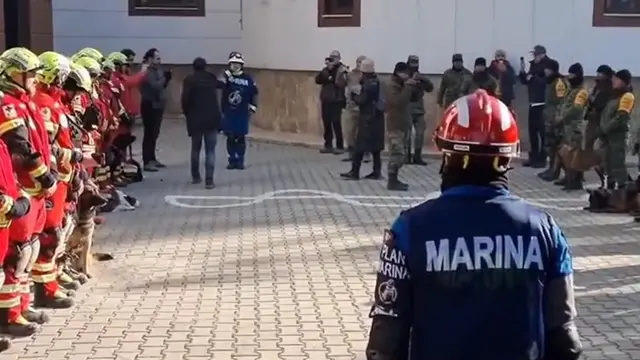 Turki memberikan penghormatan terakhir ke Proteo, anjing penyelamat yang mati selama misi penyelamatan korban gempa. (Red Cross/ @CruzRoja_MX)