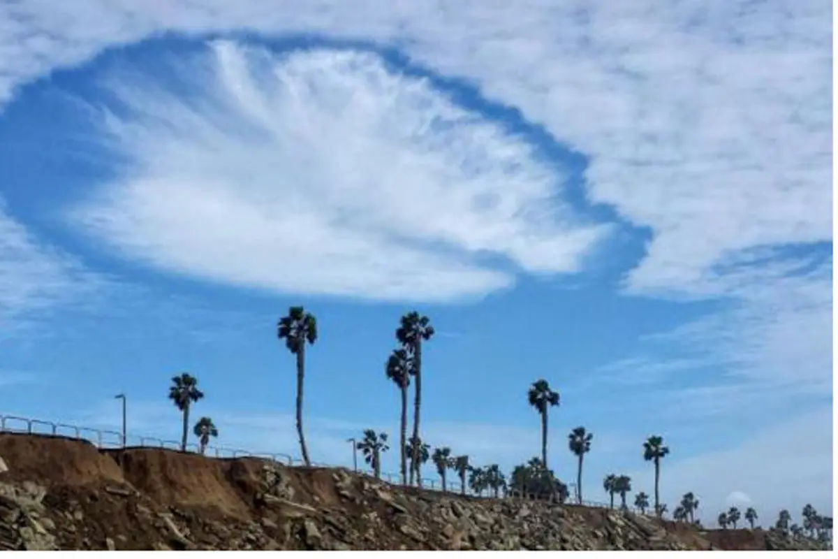 Awan Super Aneh Berbentuk Kapal UFO Terlihat di Langit California