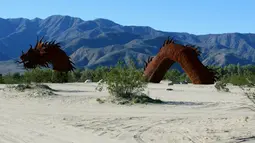 Patung hewan mitos, Naga terlihat di gurun Anza Borrego di Borrego Springs, California, Rabu (1/3). Patung naga tersebut dibuat oleh seniman bernama Ricardo Breceda. (AFP PHOTO / Eva Hambach)