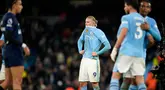 Erling Haaland dari Manchester City (tengah) berdiri di lapangan usai pertandingan sepak bola Liga Inggris melawan Chelsea di Stadion Etihad, Manchester, Inggris, Sabtu, 17 Februari 2024. (AP Photo/Dave Thompson)
